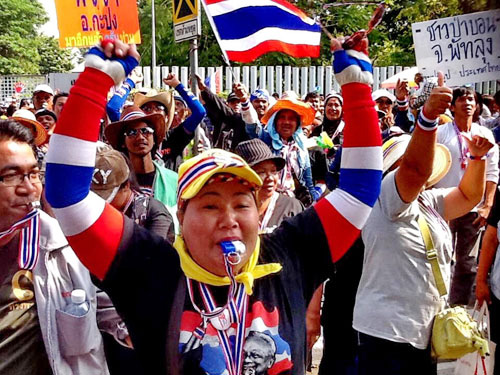 ໄທ: ຜູ້ແຫ່ຂະບວນ ປະທ້ວງຢຸດຕິການ ປິດລ້ອມເຂດຈົດທະບຽນ ອອກສະໝັກຮັບເລືອກຕັ້ງ